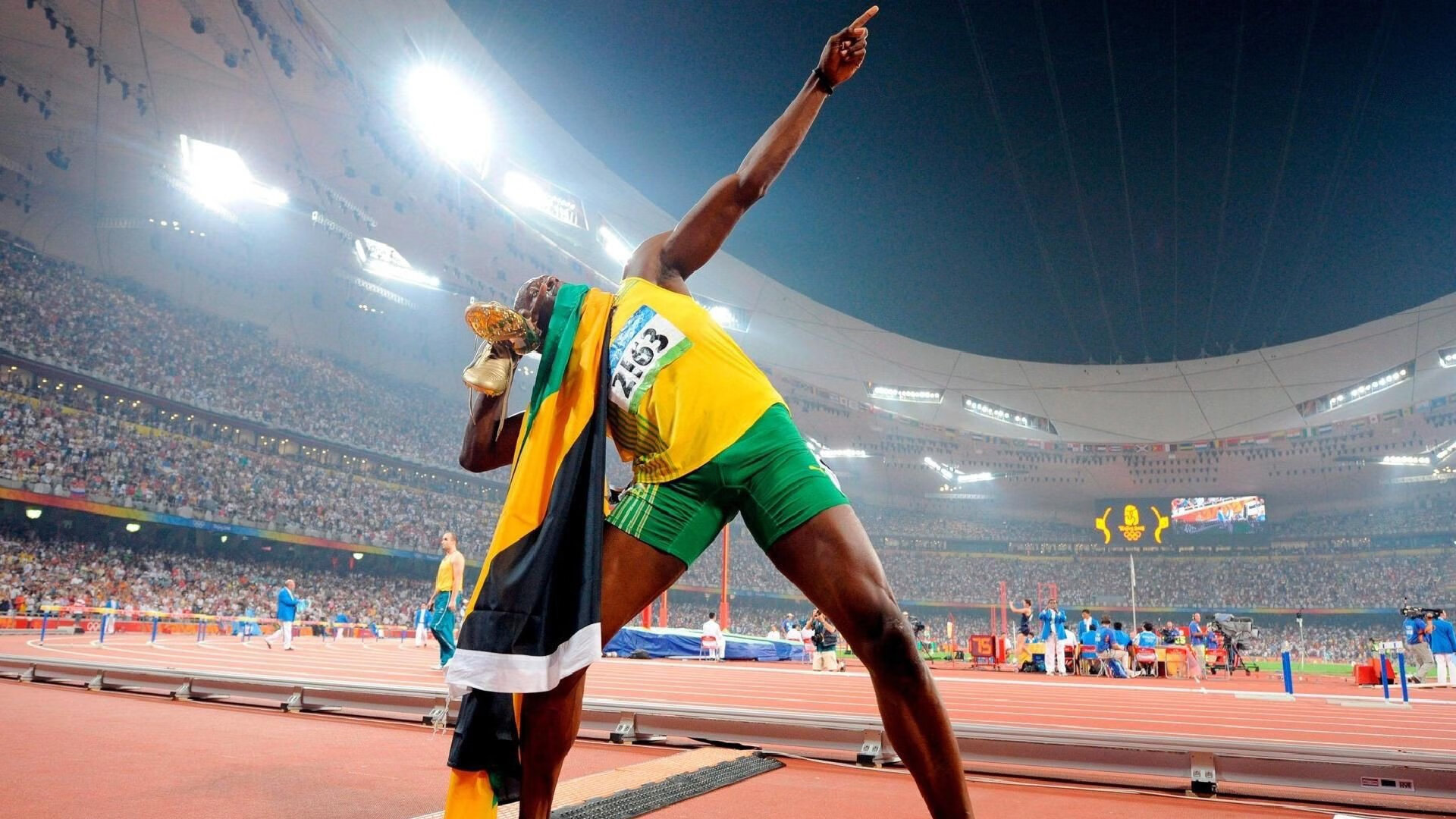 朱婷与小球员合影鼓励勇敢追梦，朱婷和队友互动